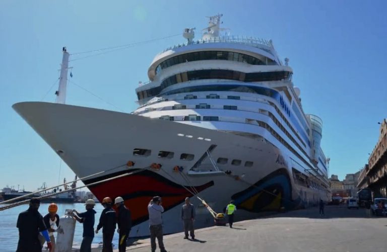 Crucero Aidamar Arriba Al Puerto De Montevideo Portalcruceros