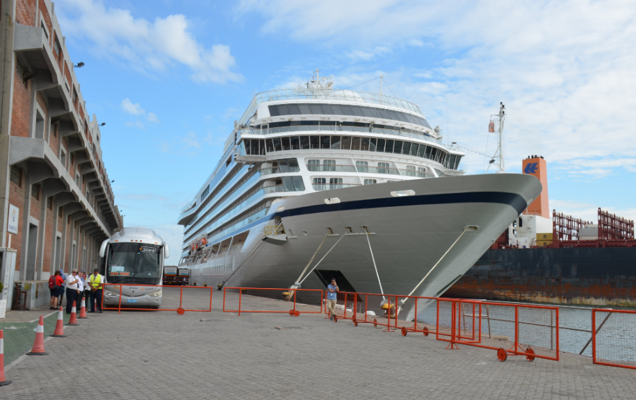 Viking Jupiter Arriba Al Puerto De Montevideo Con M S De Pasajeros