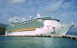 Royal Caribbean completa 10 viajes chárter desde que reanudó el servicio
