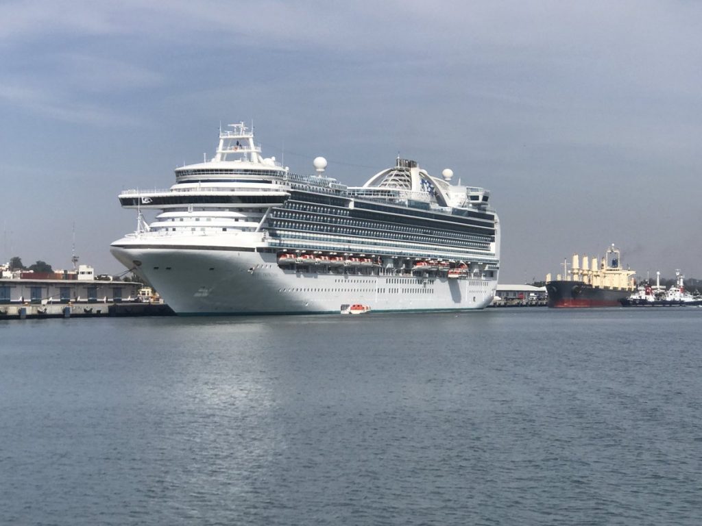 Pasajeros de 99 y 52 años son evacuados del Ruby Princess