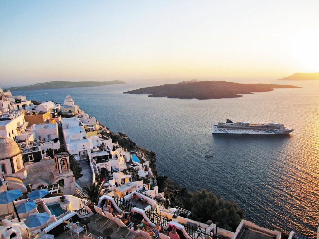 Santorini limita número de cruceristas en su muelle a solo 500 al mismo tiempo