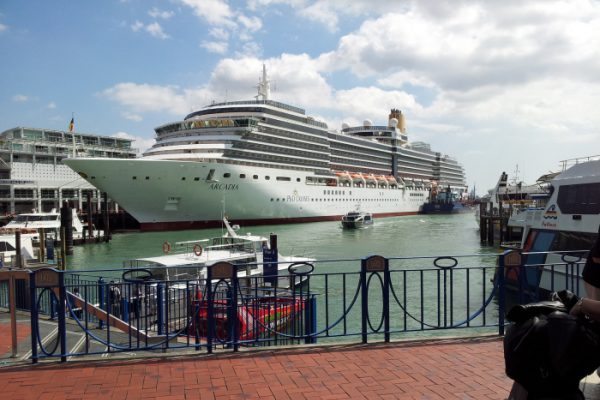 Traspasarán el Arcadia a Holland America Line y el Queen Anne a P&O Cruises