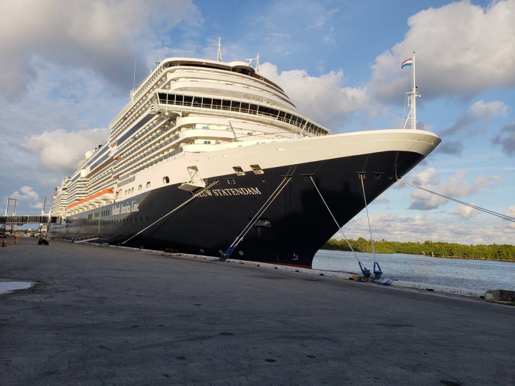 Abren viajes a ver auroras boreales en 2027 en buques Rotterdam y Nieuw Statendam