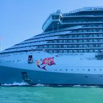 Video: Scarlet Lady llega a Génova para repatriar a tripulación