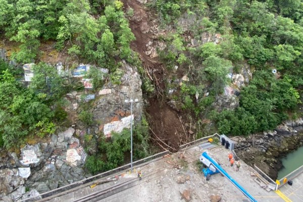 Reportan desvíos y daños menores en el Discovery Princess por caída de rocas en Alaska