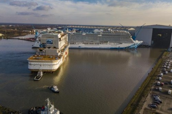 Programan NDR 2 Papenburg Festival 2022 en Meyer Werft frente al P&O Arvia  - PortalCruceros