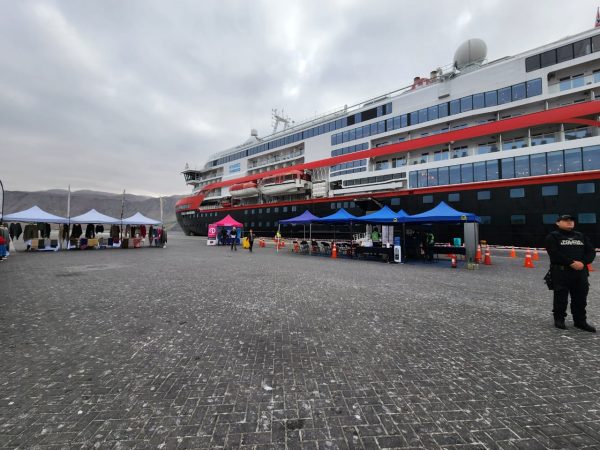 Crucero Roald Amundsen arriba al Puerto de Iquique