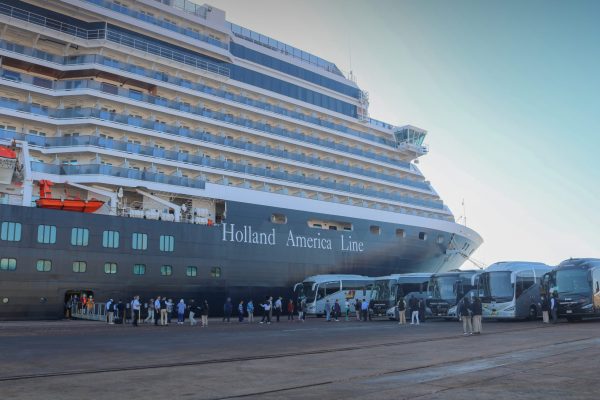 Puerto de Paracas: 1.648 personas arriban a bordo del crucero Oosterdam