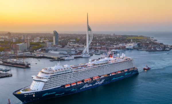 Reino Unido: Mein Schiff 3 se convierte en el crucero de mayor eslora en arribar a Portsmouth