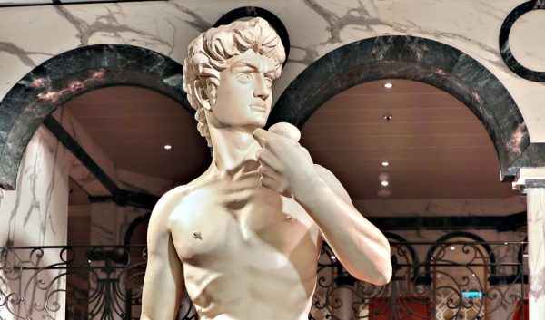 Carnival instala réplica de estatua del David de Miguel Ángel en el Carnival Firenze