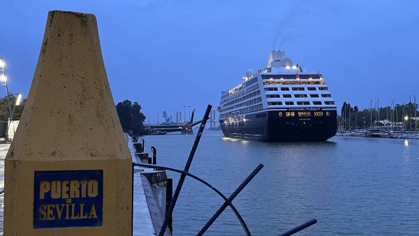 Puerto de Sevilla inicia temporada de cruceros con llegada del Azamara Pursuit