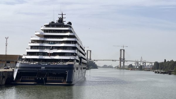 Crucero de lujo Evrima realiza su primera escala en el Puerto de Sevilla