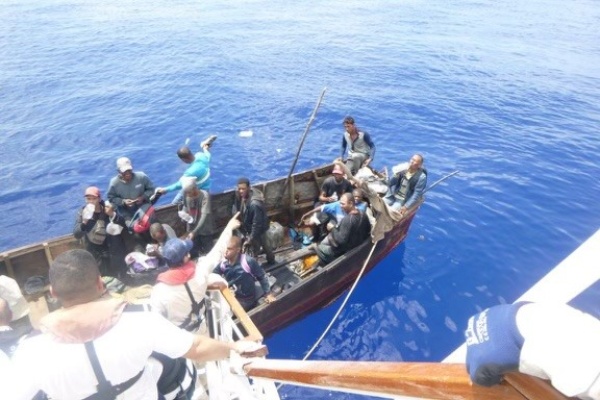 Carnival Paradise se desvía para ayudar a cubanos en frágil embarcación