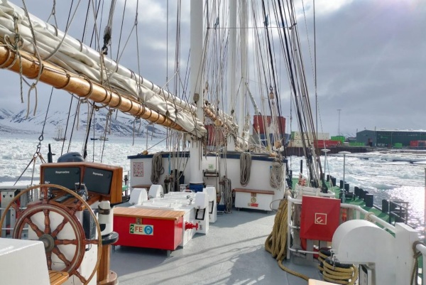 Rembrandt van Rijn llega a Puerto de Longyearbyen para iniciar temporada en Svalbard