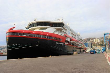 Roald Amundsen cierra temporada de cruceros en Chile con escala en Valparaíso