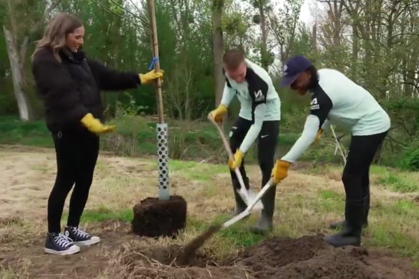 MSC Cruises y Chelsea FC plantan árboles en río Mole