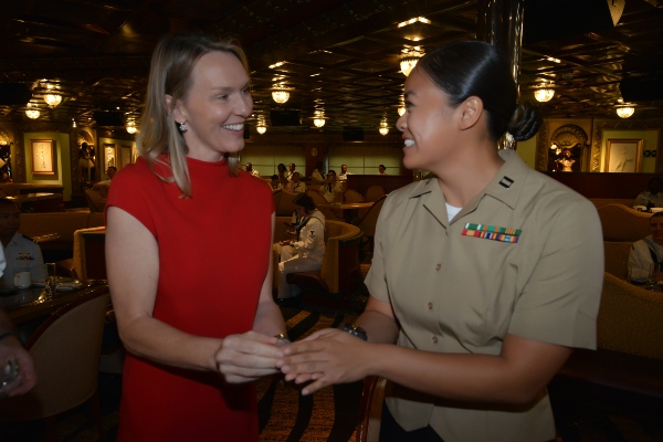 Carnival Cruise Line reconoce a mujeres militares a bordo del Carnival Conquest