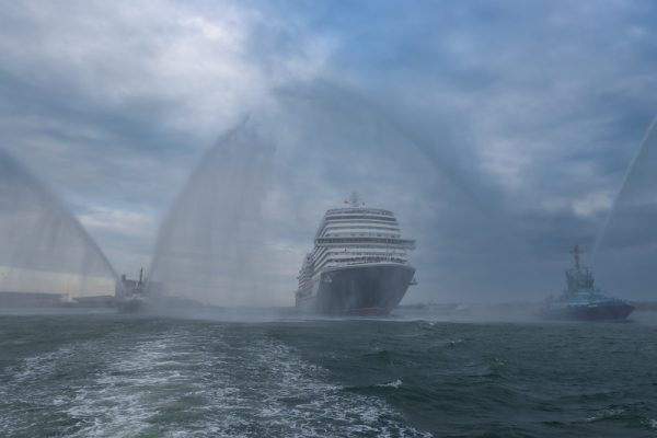 Puerto de Southampton recibe al Queen Anne de Cunard