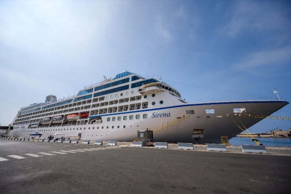 Pasajeros de buque de Oceania Cruises conocen atractivos de Almería