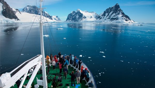 AE Expeditions limita pasajeros de cruceros en regiones polares
