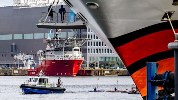 Cruceros se retrasan en muelle de Kiel por bloqueo de kayaks realizado por activistas