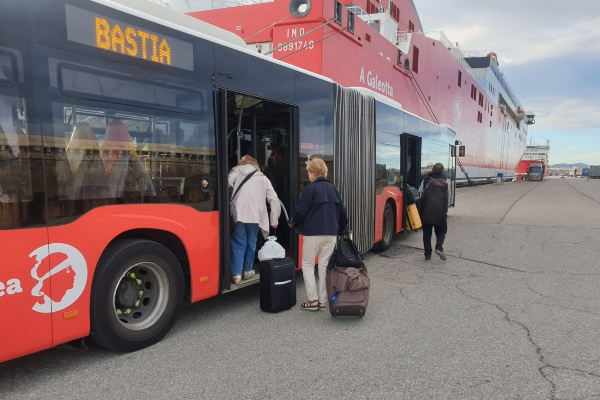 Turistas sin vehículo son trasladados en nuevos buses por Corsica Linea