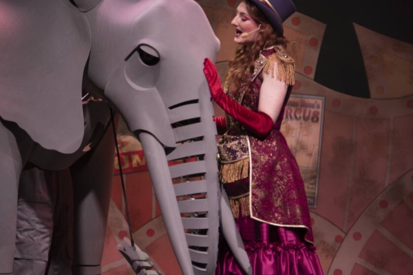 Marella Cruises presenta espectáculo teatral con modelo de elefante de tamaño natural