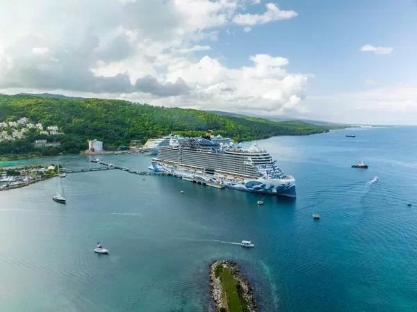 Ministro de Turismo de Jamaica proyecta al país como centro de abastecimiento para cruceros