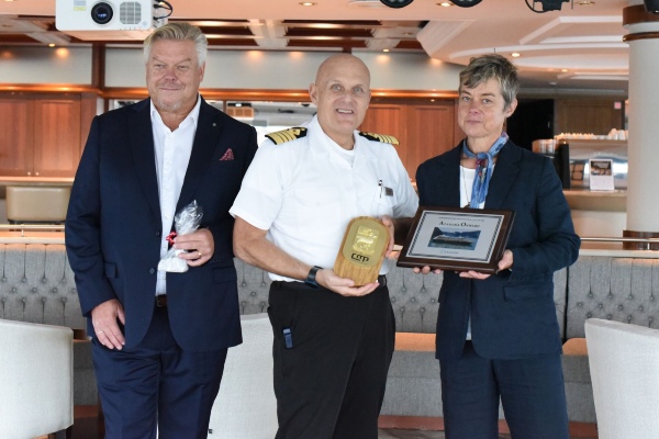 Visby: Realizan ceremonia de intercambio de placas en Azamara Onward