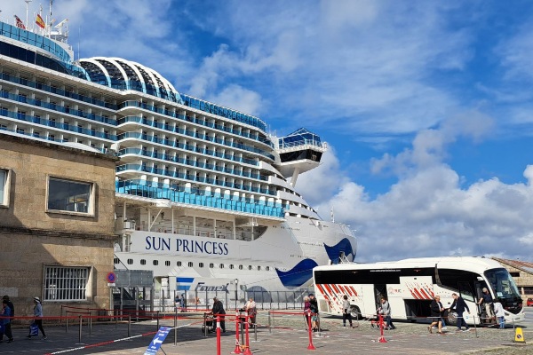 Autoridades de Vigo conocen en detalle buque de Princess Cruises en primera visita