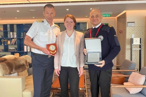 Realizan ceremonia de placas en buque de Viking Cruises en Islas Feroe