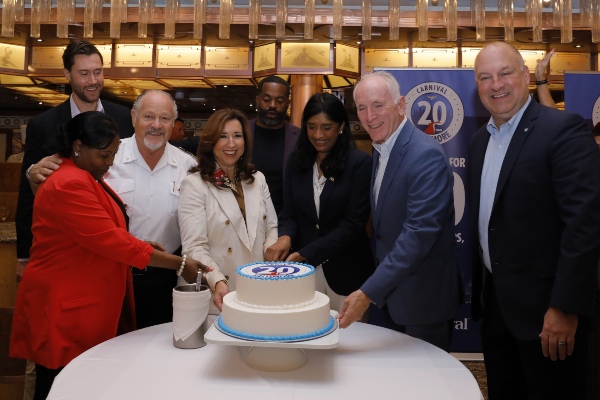 Carnival Cruise Line conmemora 20 años de servicio desde Baltimore honrando a socorristas