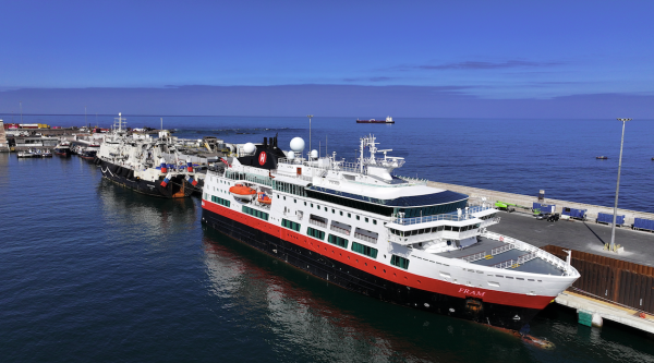 Nave de Hurtigruten da inicio a temporada de cruceros 2024-2025 en Puerto de Iquique