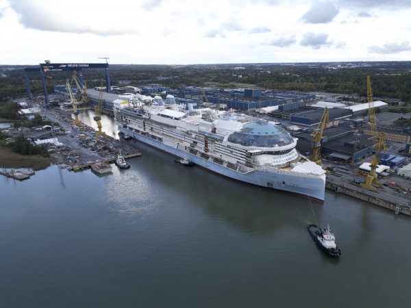 Royal Caribbean celebra botadura de nuevo crucero en Finlandia