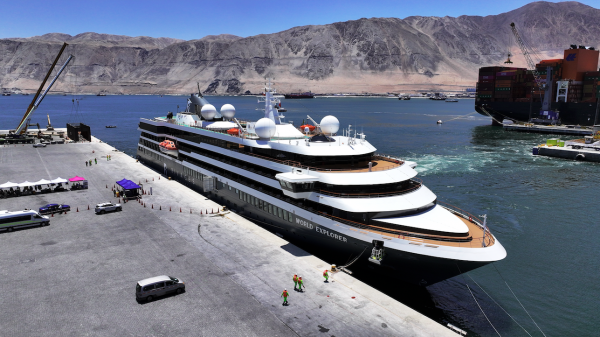 Crucero World Explorer recala al Puerto de Iquique por primera vez