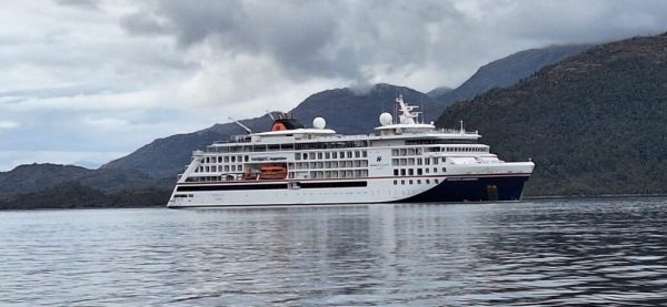 Hanseatic Inspiration da inicia a temporada de cruceros en Puerto Edén