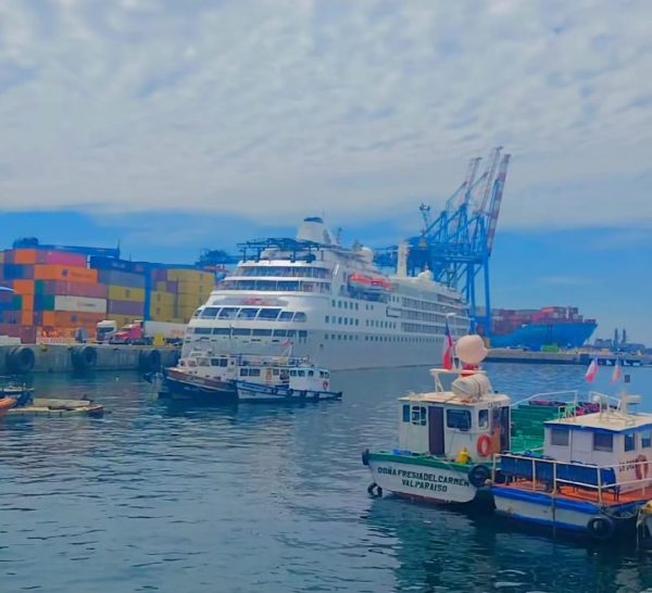 Crucero de Silversea Cruises arriba al Puerto de Valparaíso