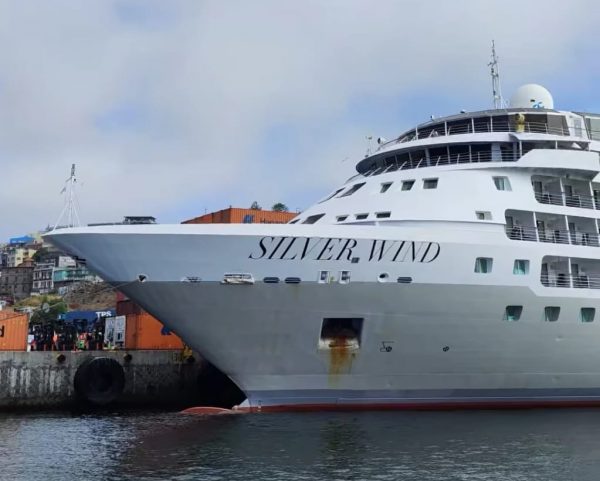 Nave de Silversea Cruises llega al Puerto de Valparaíso