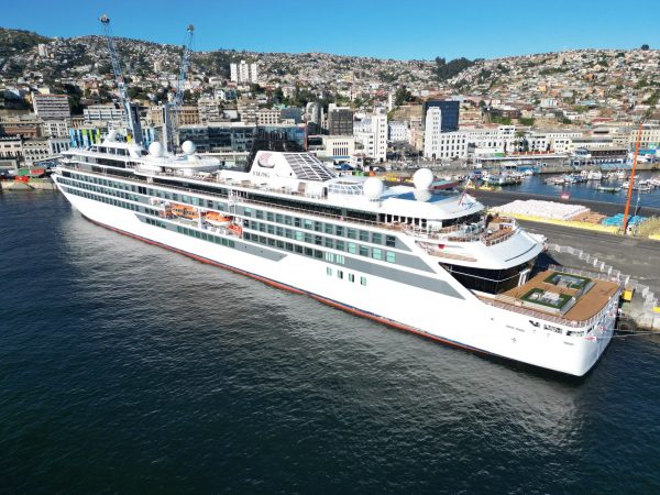 Viking Octantis arriba al Puerto de Valparaíso