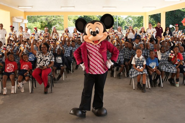 Mickey Mouse desembarca del Disney Wish en Nassau para visitar escuela