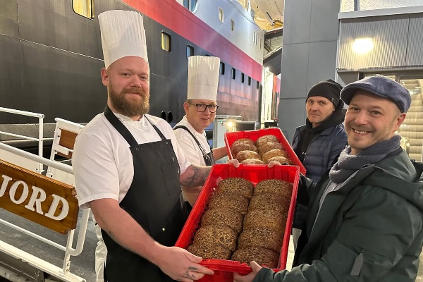 Hurtigruten servirá pan elaborado con excedentes de cerveza y algas marinas