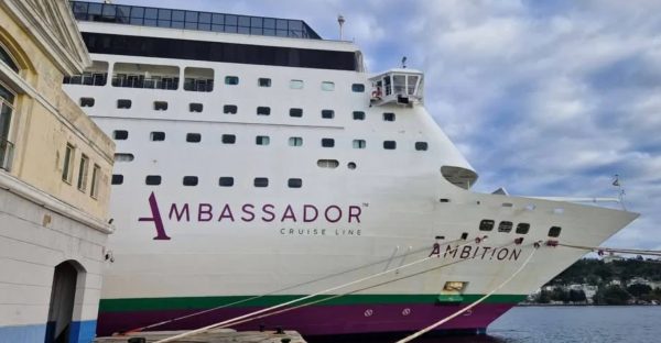 Puerto de La Habana recibe visita del crucero británico Ambition por primera vez