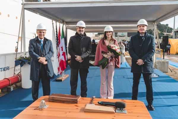 Realizan botadura del primer crucero de Four Seasons Yachts