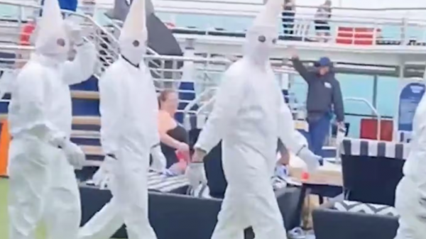 Línea de cruceros se disculpa por usar disfraces confundidos con vestimenta del Ku Klux Klan