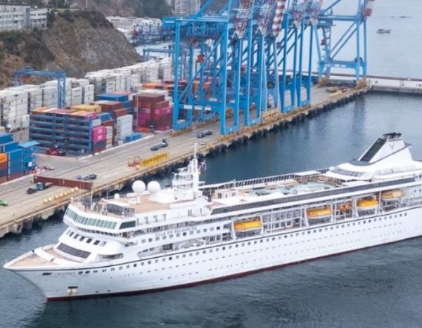 Puerto de Valparaíso recibe a crucero residencial