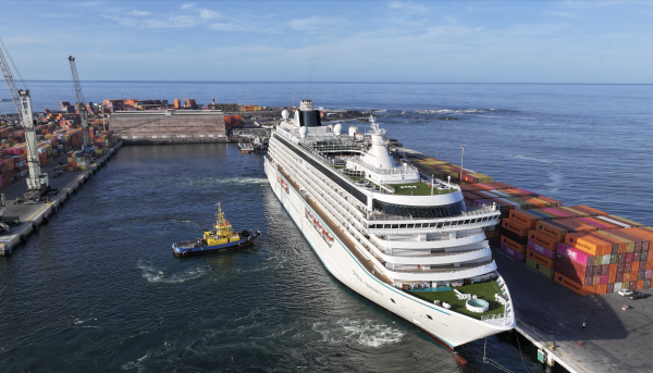 Puerto de Iquique recibe por primera vez al Crystal Serenity