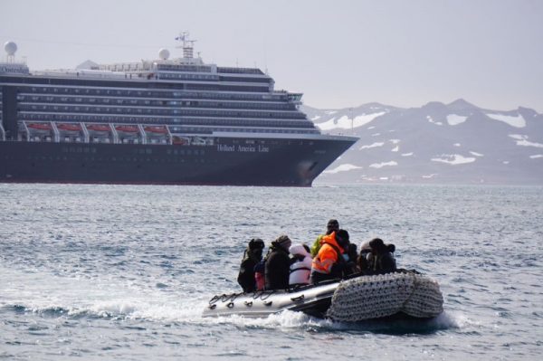 Dos pasajeros del Oosterdam son evacuados por la Armada de Chile en el territorio antártico