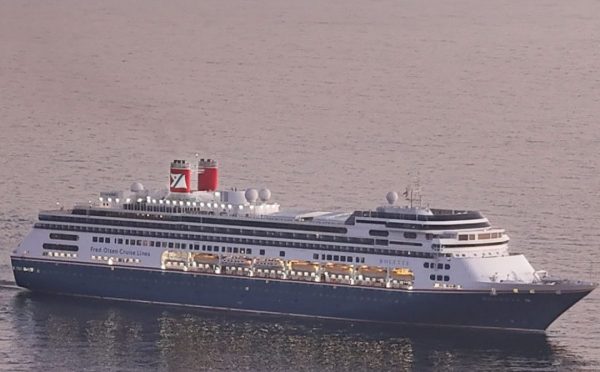 Nave de Fred Olsen Cruise Lines arriba al Puerto de Valparaíso