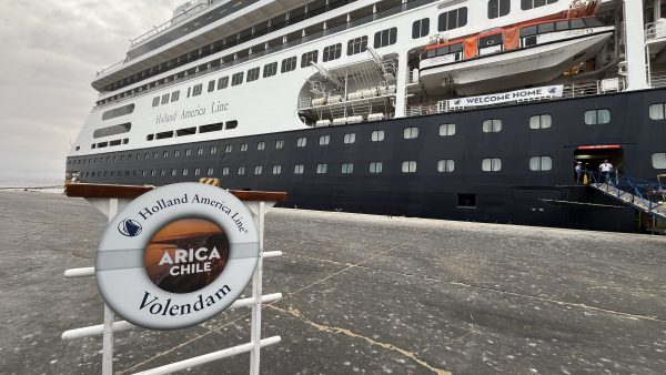 Puerto de Arica recibe al crucero Volendam