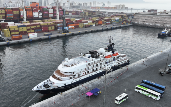 Puerto de Iquique recibe al crucero de lujo Island Sky